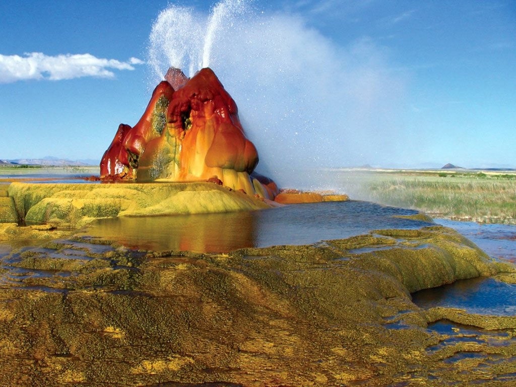 Mạch phun Fly là một kỳ quan địa chất ở rìa sa mạc Black Rock, Nevada. Nơi này vô tình hình thành nhờ một đợt khoan giếng. Mạch phun này có màu sắc rực rỡ và có thể thay đổi màu theo từng thời điểm.